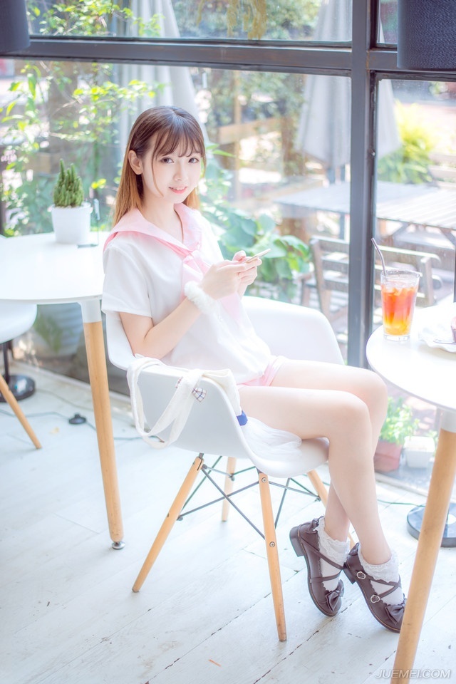 一个喜欢你的人，不会总让你做什么。而是会想着替你做点什么，取悦你才是种喜欢;一个在乎你的人，不会轻易惹你生气，而是害怕失去你，心怀恐惧才是种在乎。爱是付出，被爱是得到。你得到的多，那他是爱你的。你付出得多，那很可能只是单恋而已。不必一味讨好别人，不管走在何处，都不要迷失自己。